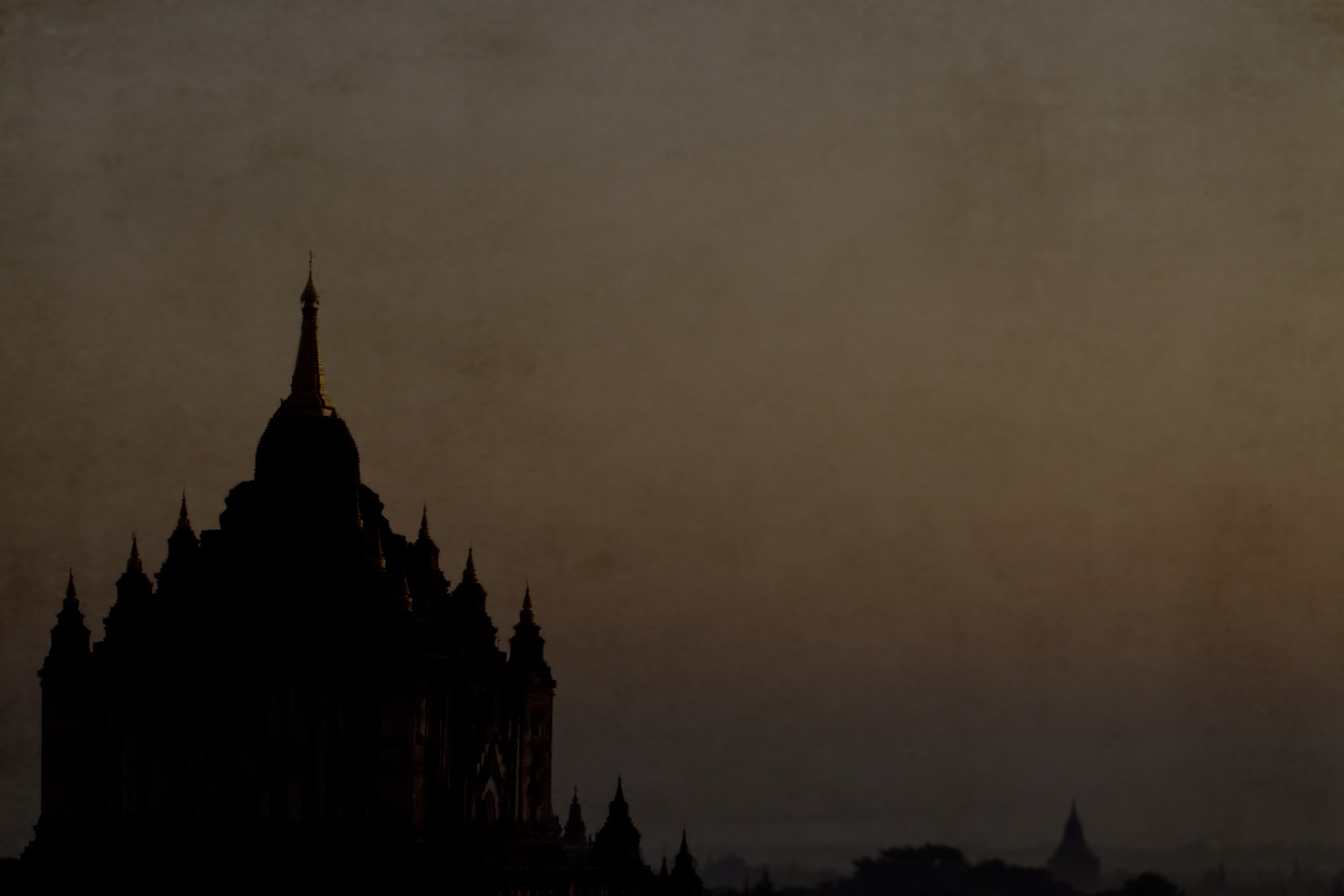 Sunrise at Bagan (Myanmar) from Myengon Pagoda