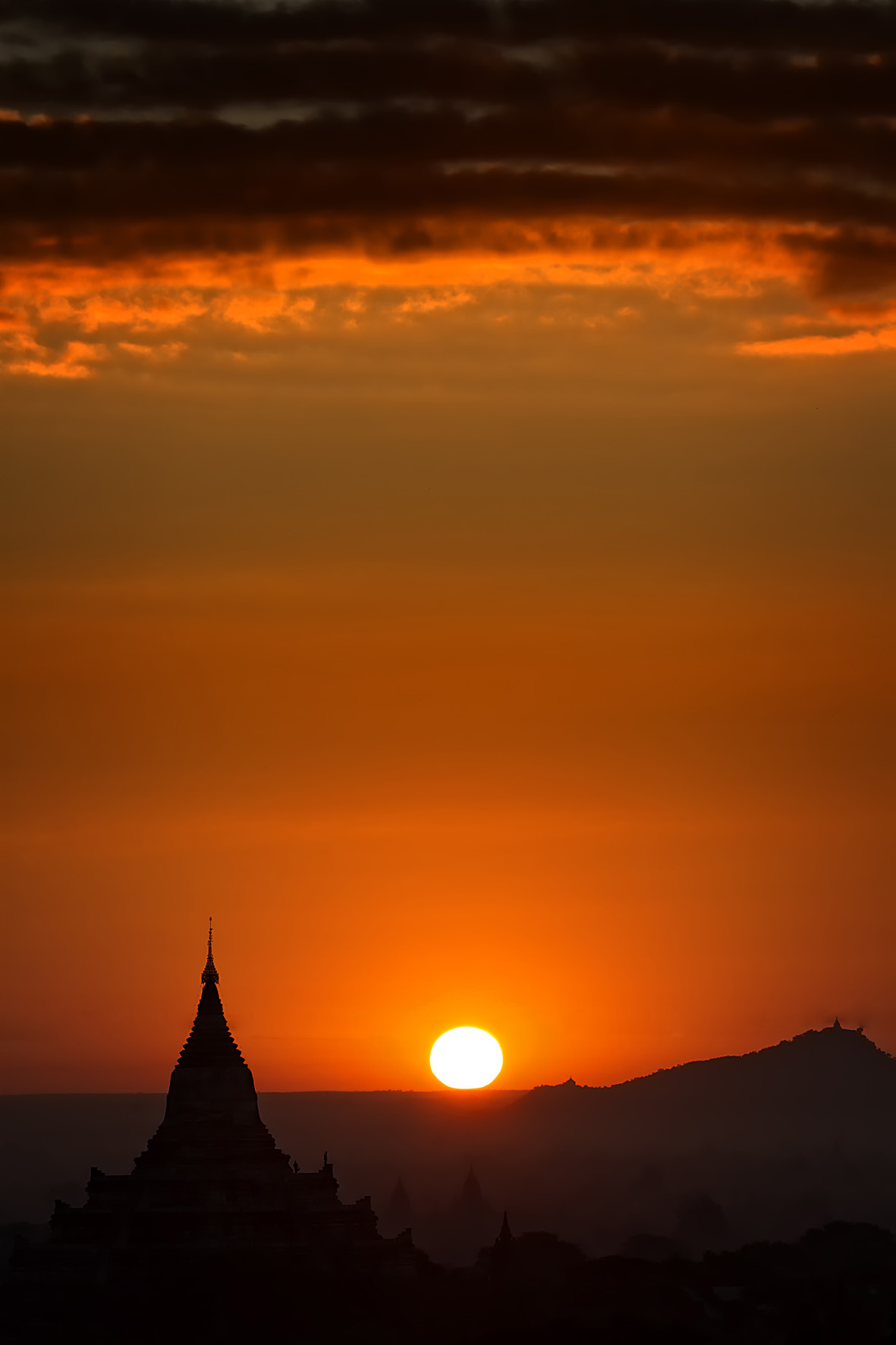 Sunrise at Bagan (Myanmar) from Myengon Pagoda