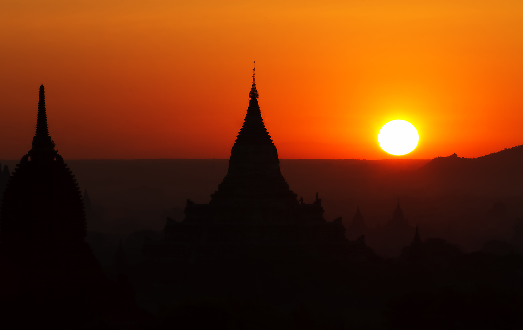 Sunrise at Bagan (Myanmar) from Myengon Pagoda