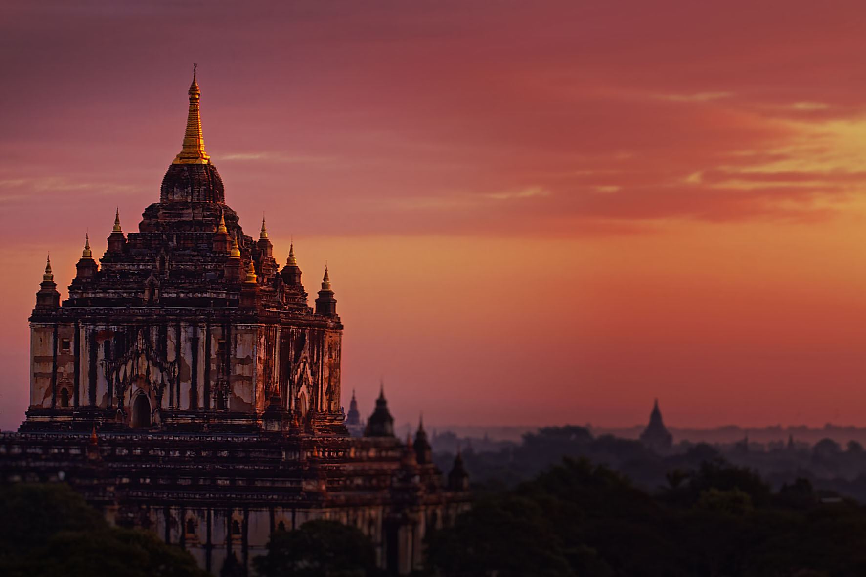 Sunrise at Bagan (Myanmar) from Myengon Pagoda