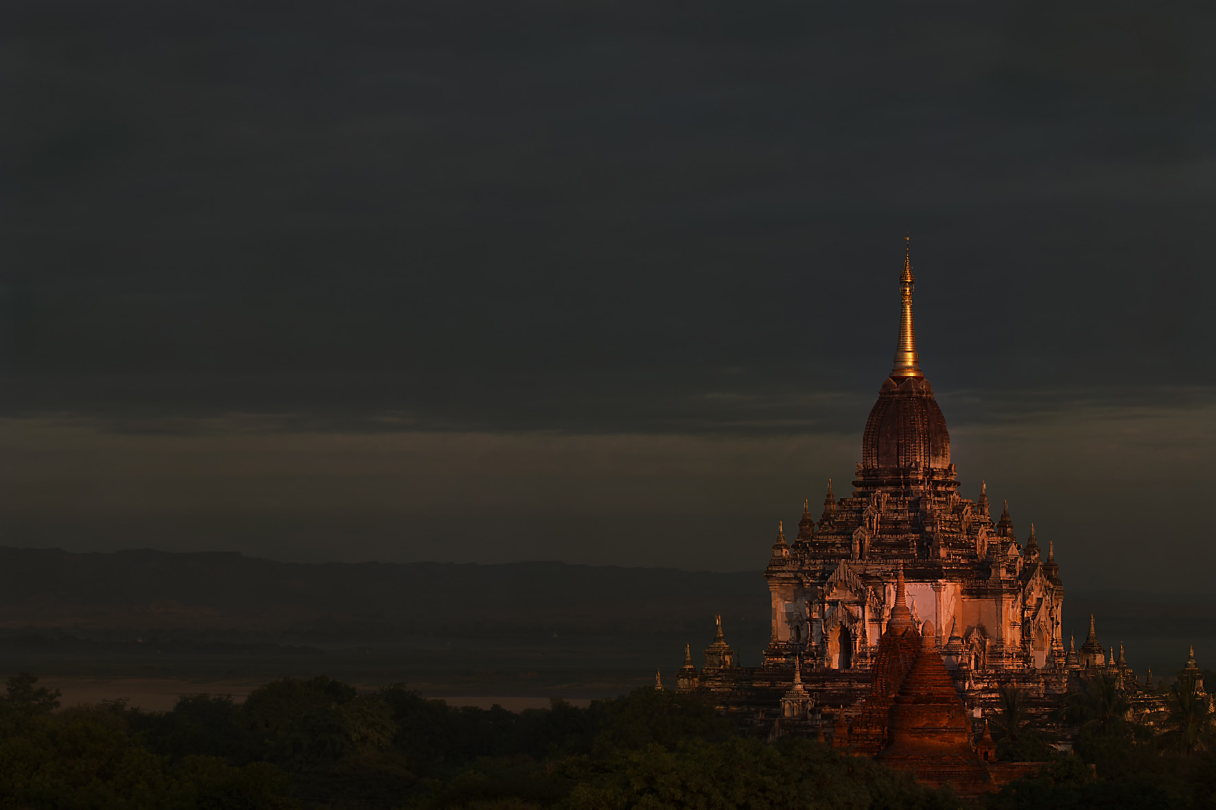 Sunrise at Bagan (Myanmar) from Myengon Pagoda